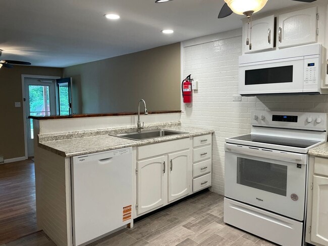 Building Photo - Newly Updated 4 Bedroom 1 Bathroom Townhom...