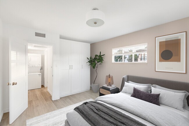 Building Photo - 419 S Rexford Dr