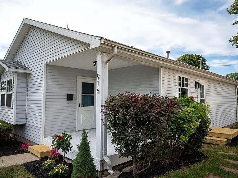 Building Photo - 916 E Dixon St