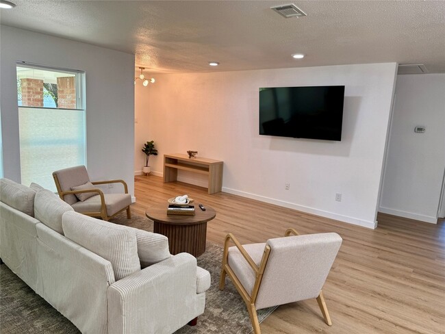 Building Photo - 8515 Mullins Dr