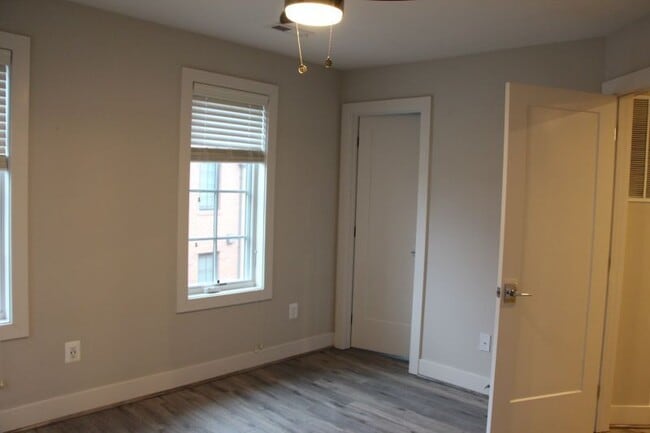 Building Photo - 916 N Buchanan Ct
