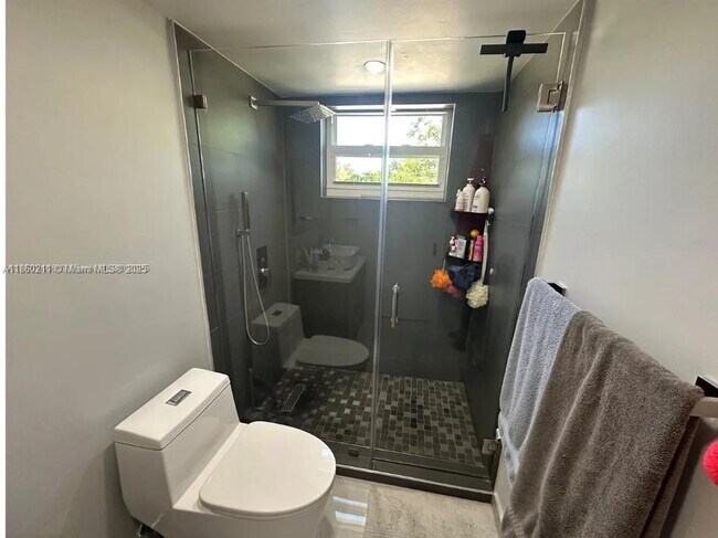 Building Photo - 8443 SW 137th Ave