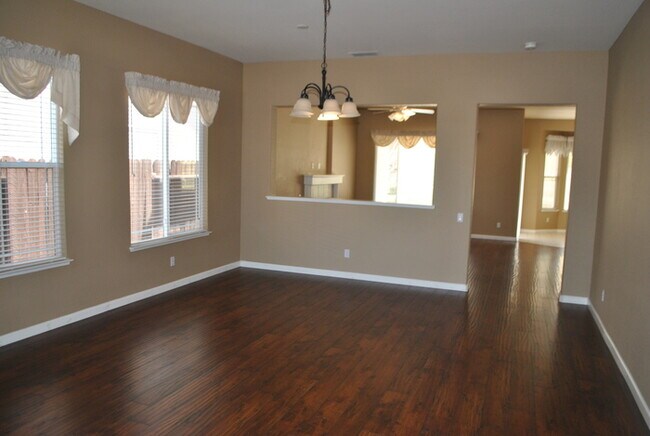 Building Photo - Gorgeous home in Springfield at Whitney Oaks