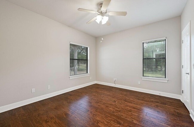 Building Photo - 200 Oak Hollow Ln