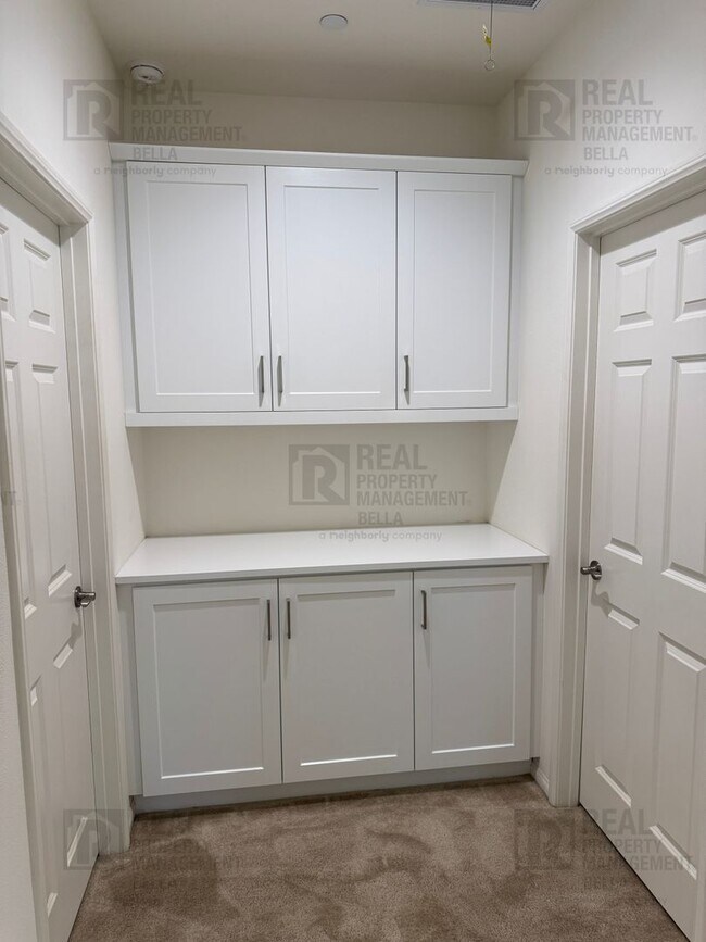 Building Photo - Single-Story Comfort & Style in Prime Heme...