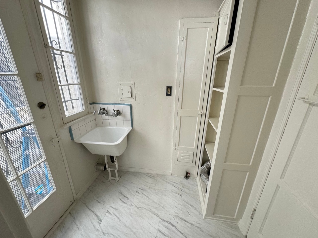 Building Photo - 422 S Detroit St