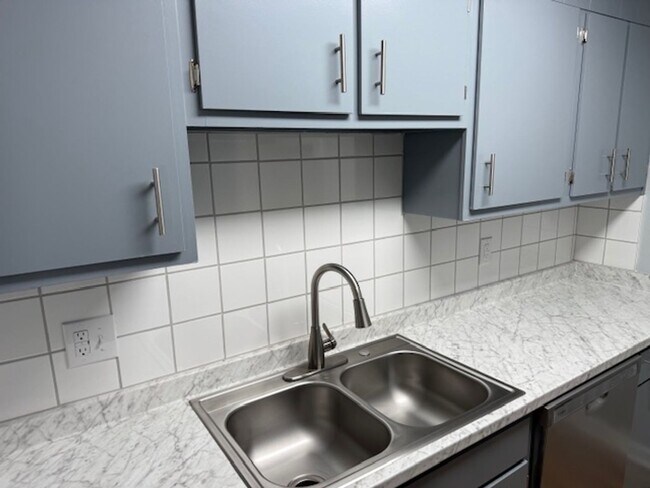 Building Photo - 2 BED 1.5 BATH CONDO COMING SOON!