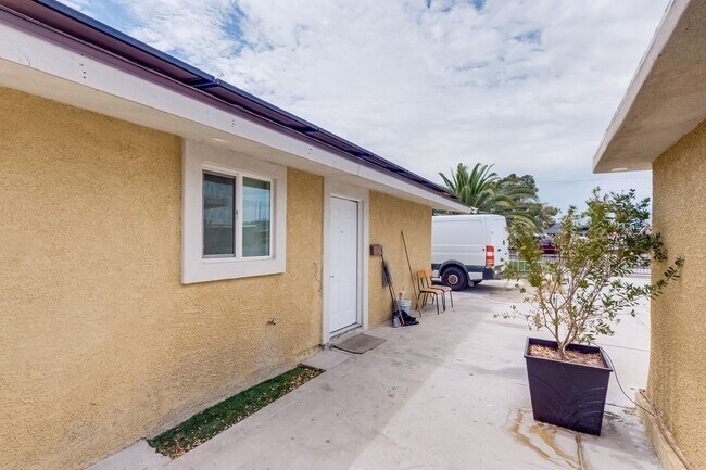 Building Photo - 2318 N Bassler St