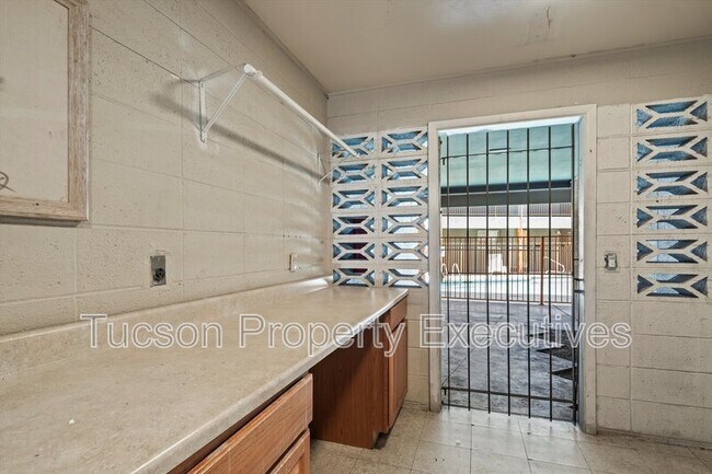 Building Photo - 5770 E 10th St