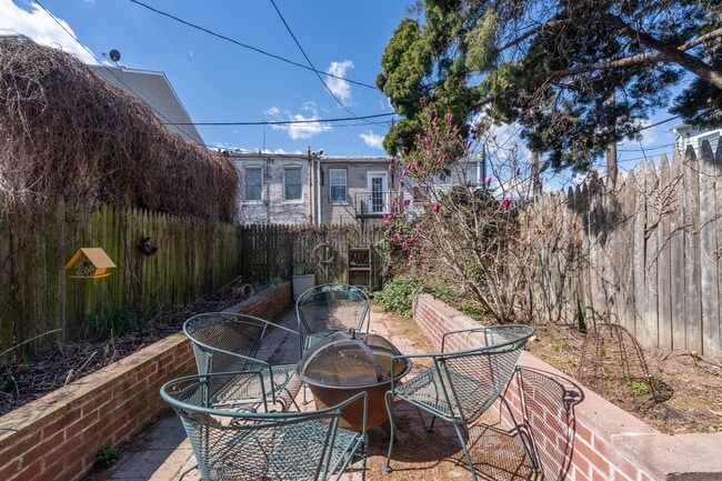 Building Photo - 1202 S Clinton St