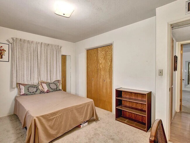 Building Photo - 323 N 55th St