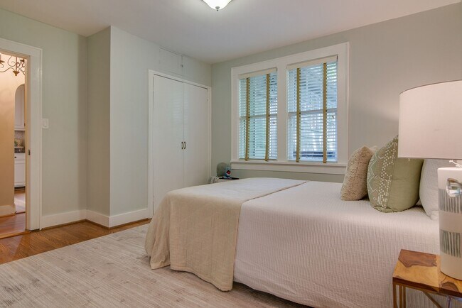 Building Photo - 2610 Woodlawn Dr