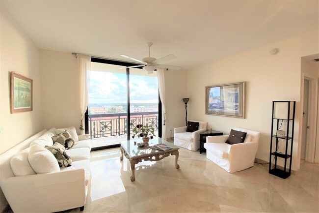 Building Photo - 801 S Olive Ave