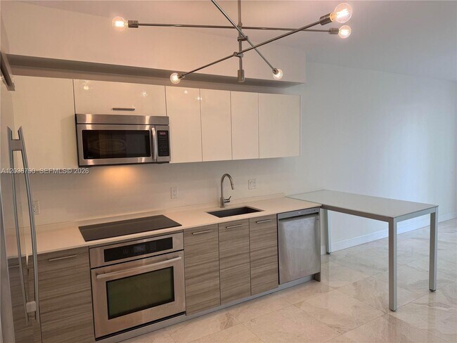 Building Photo - 1300 Brickell Bay Dr