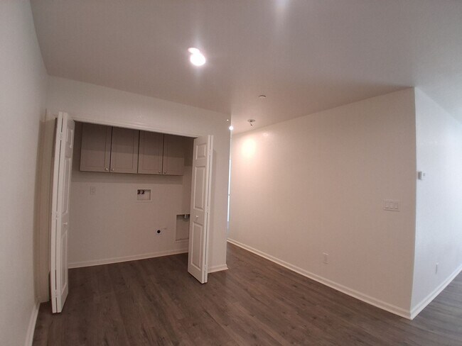 Building Photo - 3016 Lake Park Ct