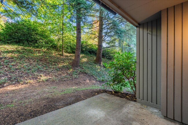 Building Photo - Lovely 3 bedroom, 2.5 bath townhouse with ...