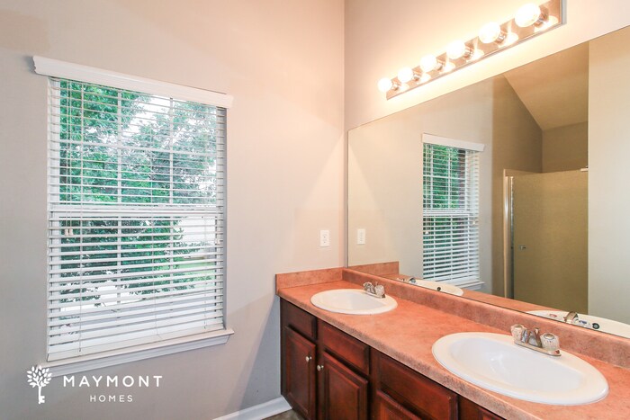 Building Photo - 365 Oak Terrace Dr