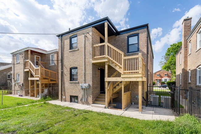 Building Photo - 5347 W Gladys Ave