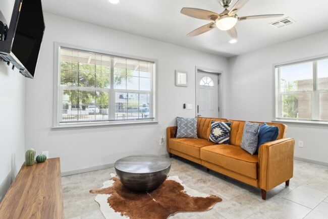 Building Photo - Utilities Included (a $200+ Savings). Charming Updated Duplex Home in Historic District!