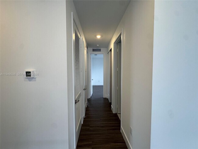 Building Photo - 19670 NE 14th Ct