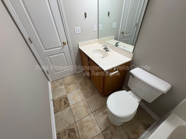 Building Photo - 9704 Erinsbrook Dr