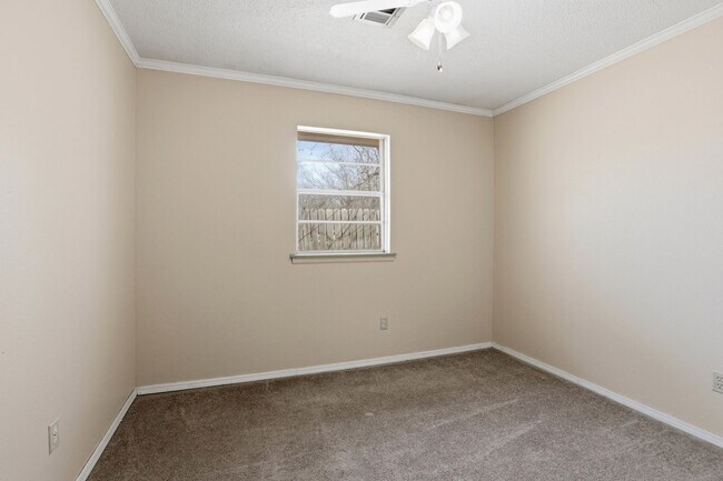 Building Photo - 1328 Hazelwood Dr