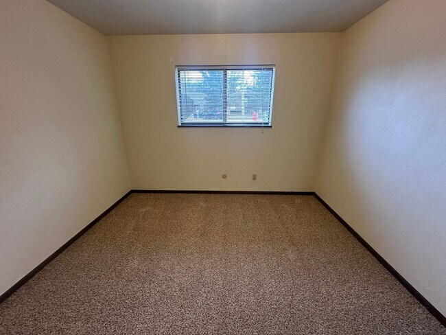 Building Photo - 2 Bedroom/1 Bath Apartment For Rent