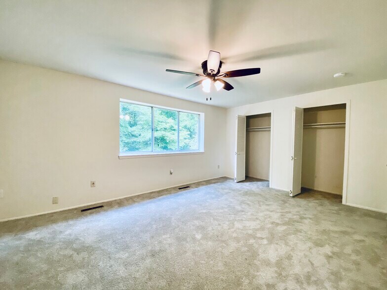 Building Photo - 10690 High Beam Ct