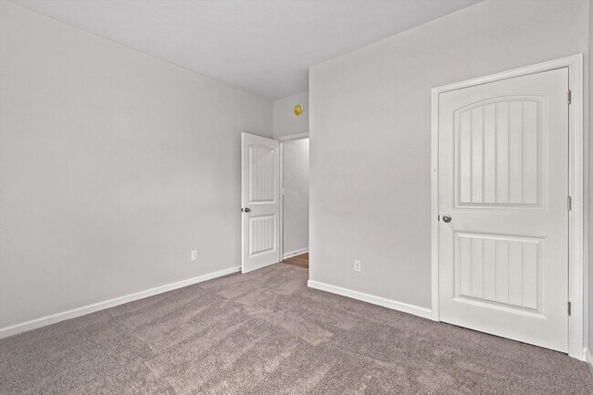 Building Photo - 320 Windemere Lp