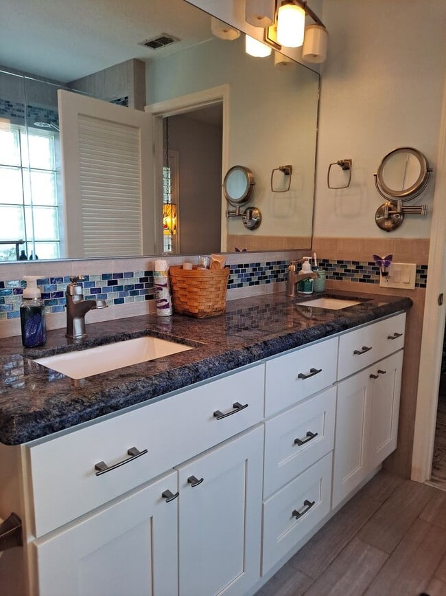 Building Photo - 3208 Royal Palm Dr