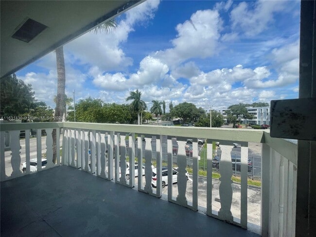 Building Photo - 15221 NE 6th Ave