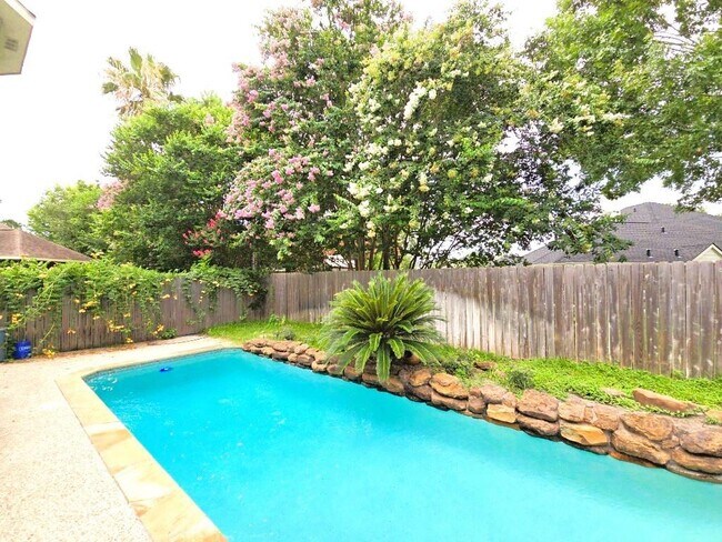 Building Photo - 16514 Bluff Springs Dr