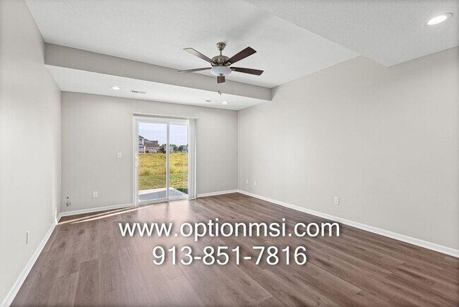 Building Photo - Fresh 3 Bedroom, 2 Bathroom Half Duplex