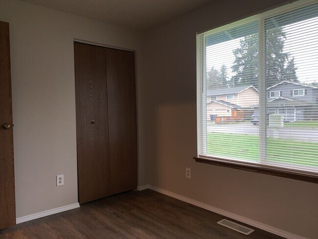 Building Photo - Beautiful 3Bd/1.5 Ba Federal Way Home.