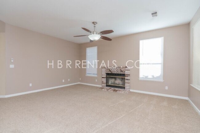 Building Photo - Move in Ready Beautiful 4 Bed Home in Tracy - Full Bed/Bath on 1st floor