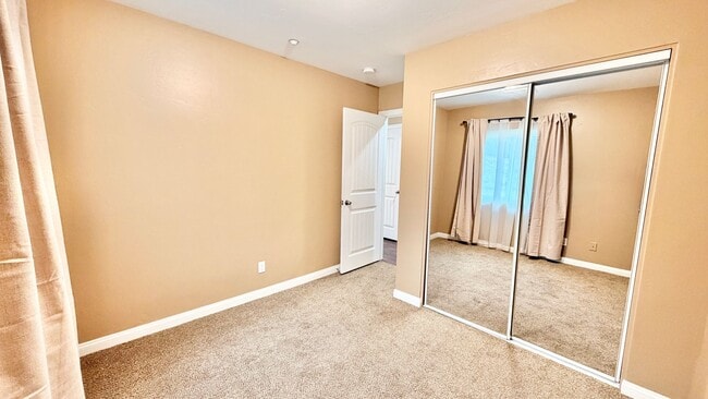 Building Photo - Nicely Updated Single-Story on quiet cul-de-sac Street just Minutes to Downtown Fallbrook!