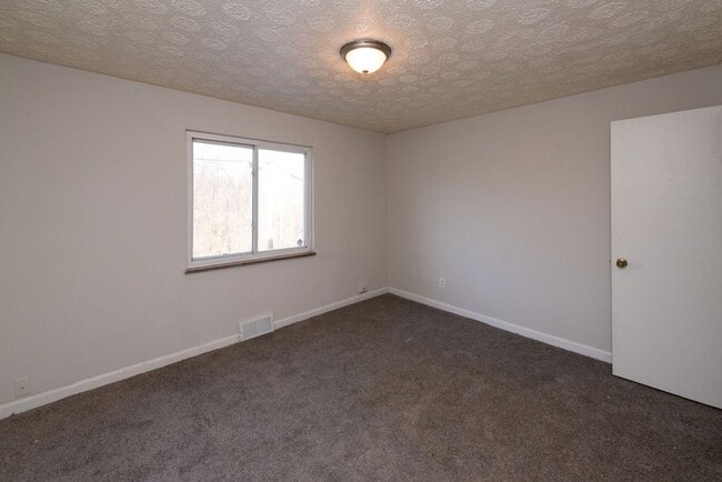 Building Photo - PRICE HILL-NICE 3 BEDROOM 1 BATH RANCH with