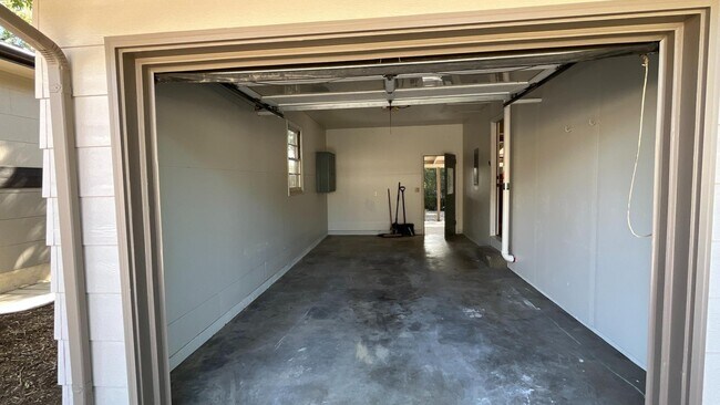 Building Photo - 1628 Smith Pl