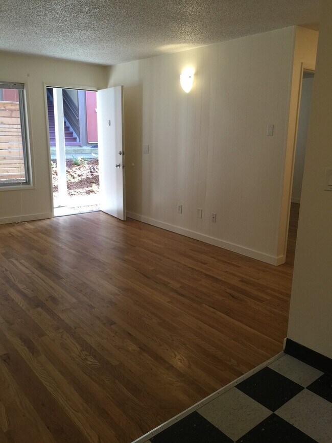 Building Photo - Upper 2bed, hardwoods, dishwasher, on-site...