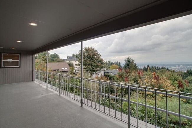 Building Photo - 4330 SW Council Crest Dr