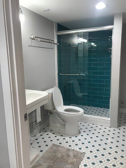 Bath - 831 NE Holland St