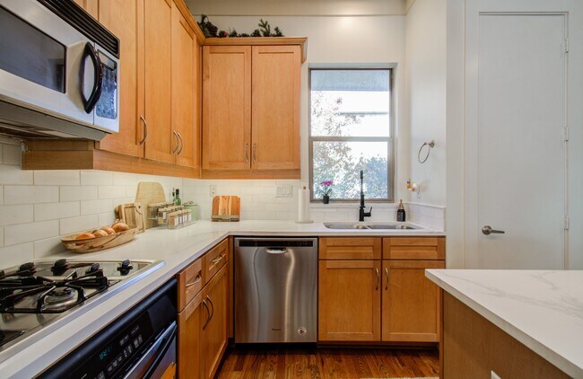 Building Photo - 5222 Lillian St