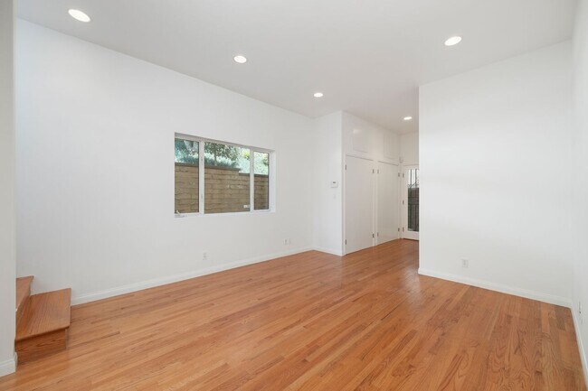 Building Photo - 1685 Sunset Plaza Dr