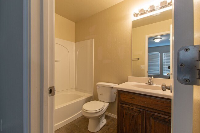 Building Photo - Beautiful 3 Bed 2 Bath Home in Moore School District!