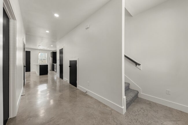 Building Photo - 201 Dawn Lynn Dr