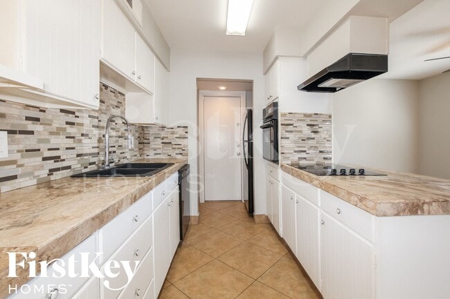 Building Photo - 2324 E Paradise Dr