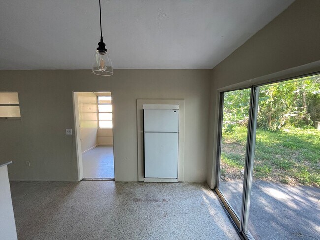 Building Photo - 2/1 Single Family Home