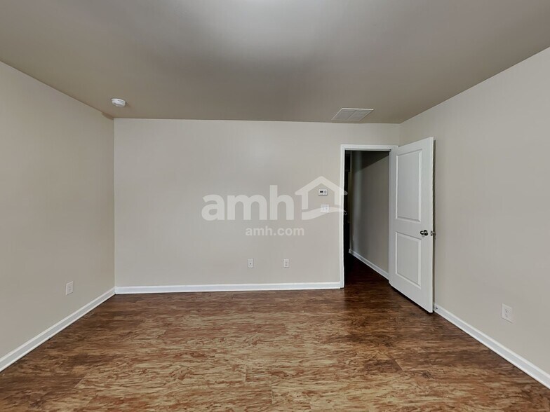 Building Photo - 3525 Mica Cir SE