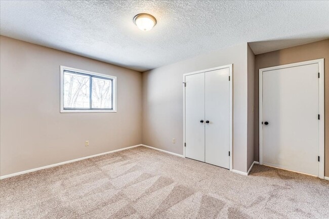 Building Photo - Beautiful 4 Bedroom 2 Bathroom Townhouse i...