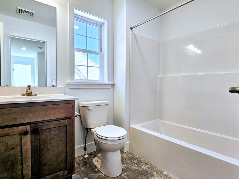 Building Photo - 108 Meadows Bnd